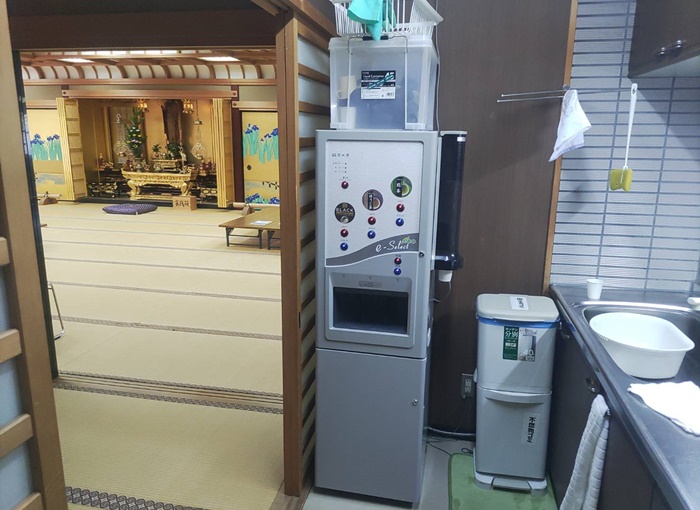 広間の給茶機が移動しました！ - 佛光寺本廟